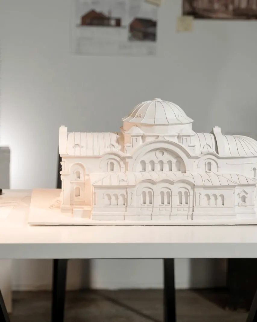 Maqueta de arquitectura sobre la mesa de trabajo del estudio