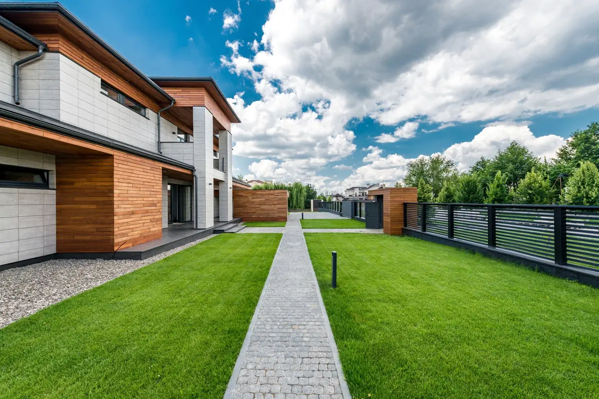 Casa G2 con jardín y senda de piedra