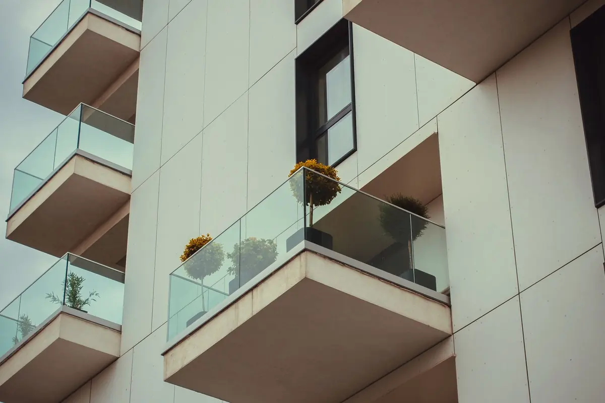 Torre Palmeras, balcones con barandas de vidrio