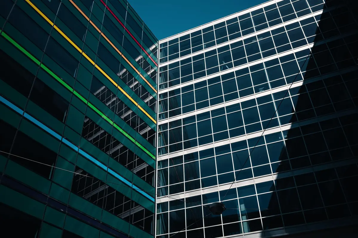 Centro de Investigación con fachada acristalada