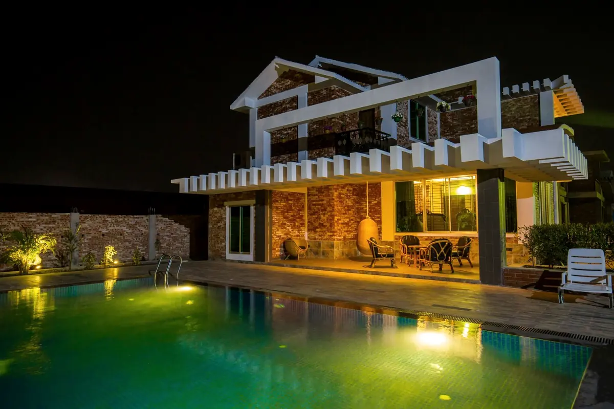 Casa S con piscina iluminada de noche